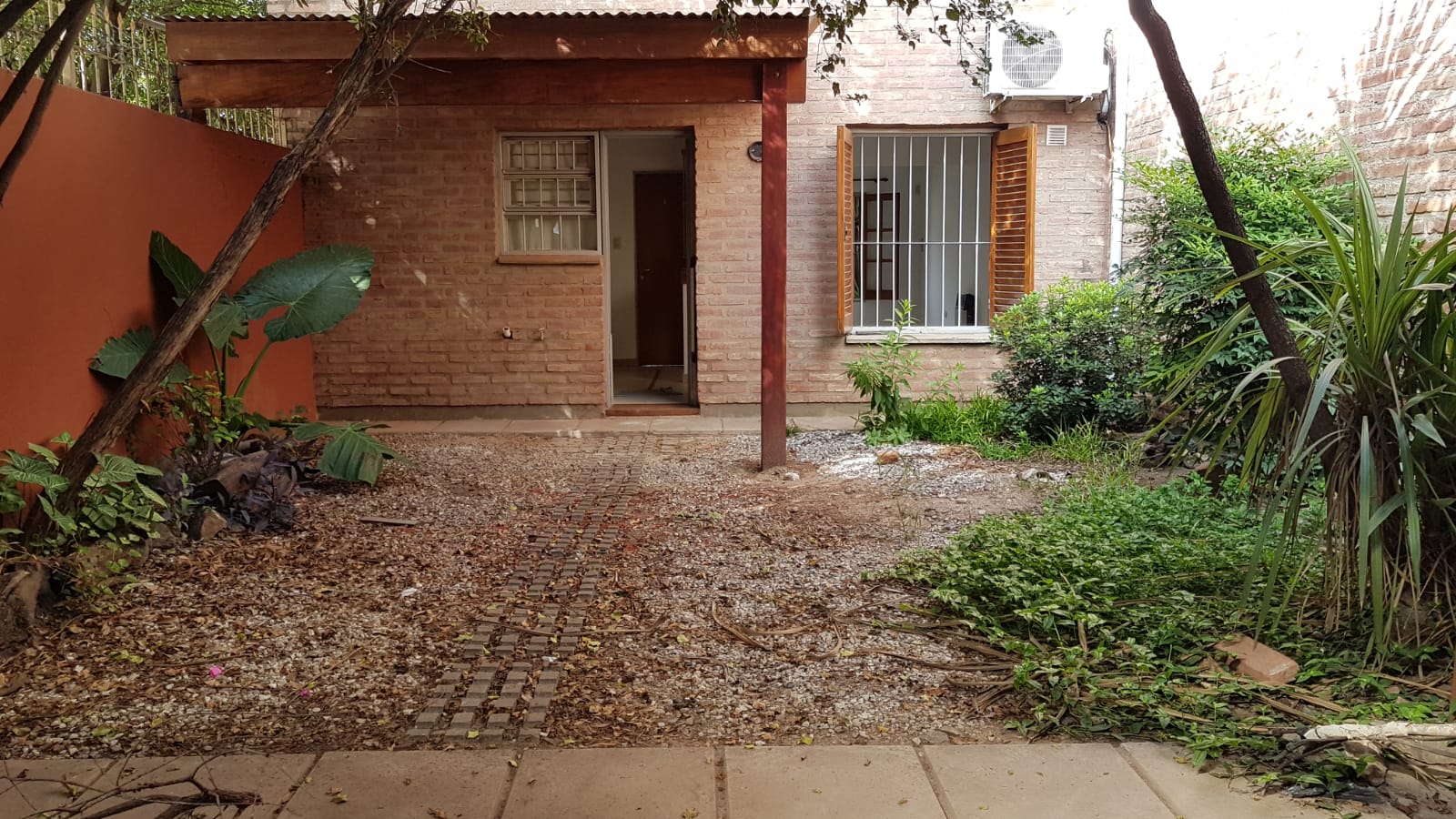 ZONA SUR. SAN FERNANDO. DUPLEX TRES DORMITORIOS. COCHERA PATIO. $1.350.000.-