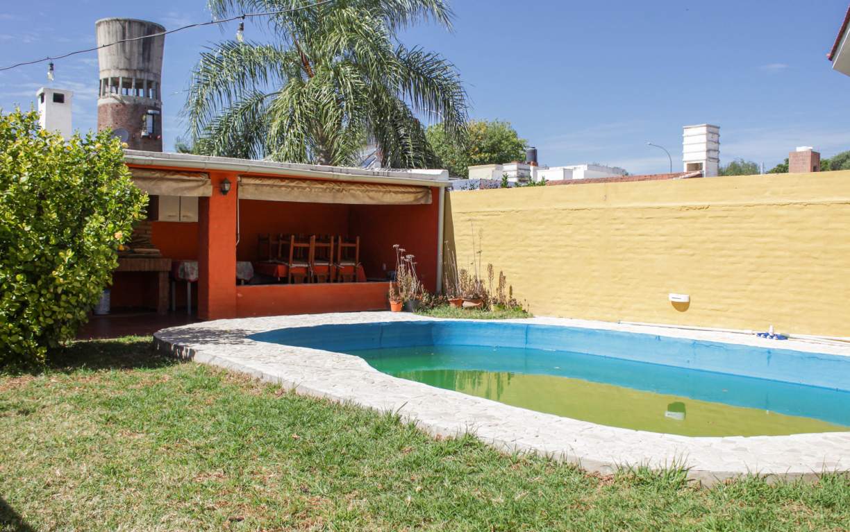 VENDO CASA 3 DORM  JARDIN ESPINOSA  PILETA