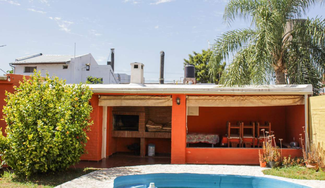 VENDO CASA 3 DORM  JARDIN ESPINOSA  PILETA