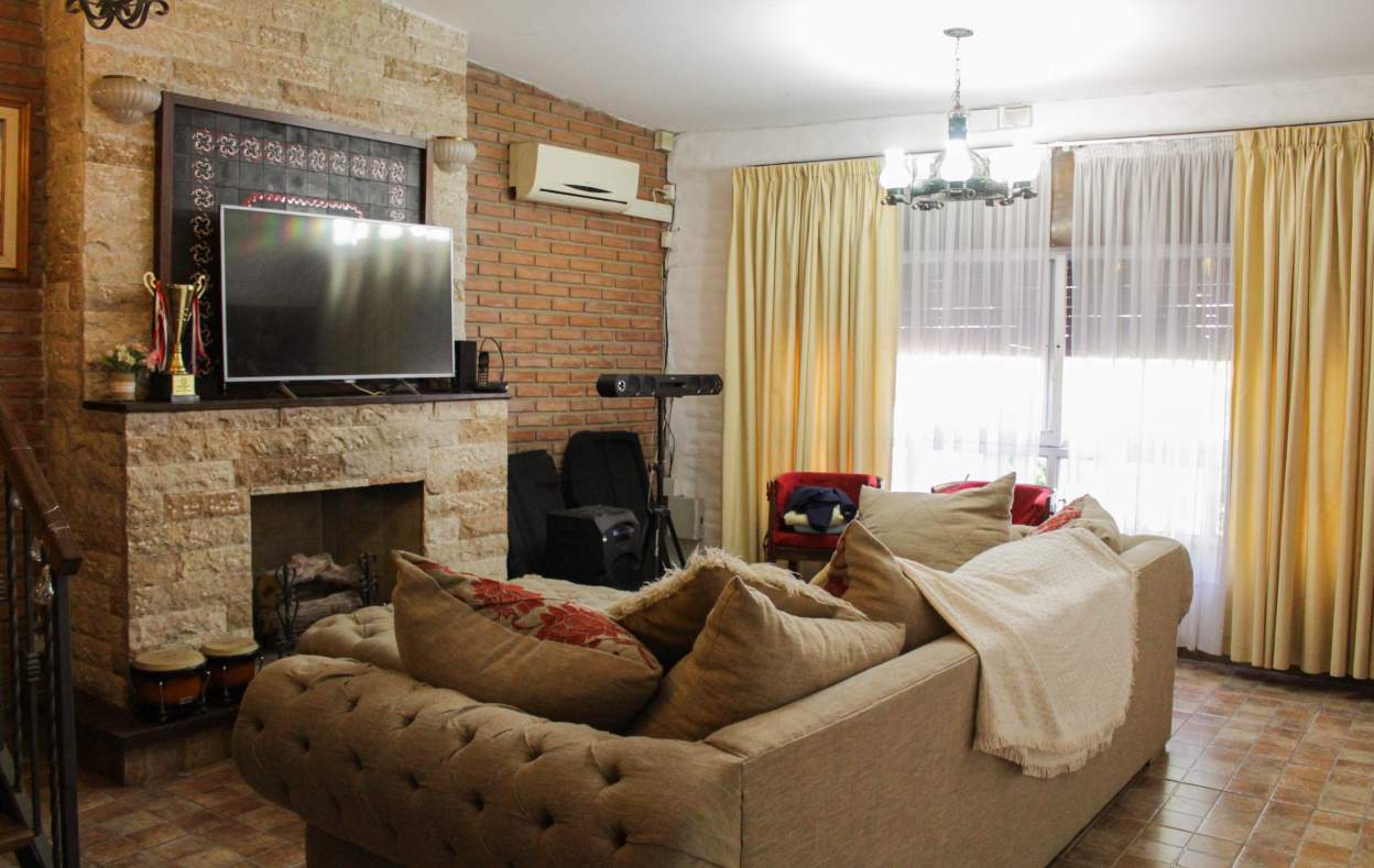 VENDO CASA 3 DORM  JARDIN ESPINOSA  PILETA