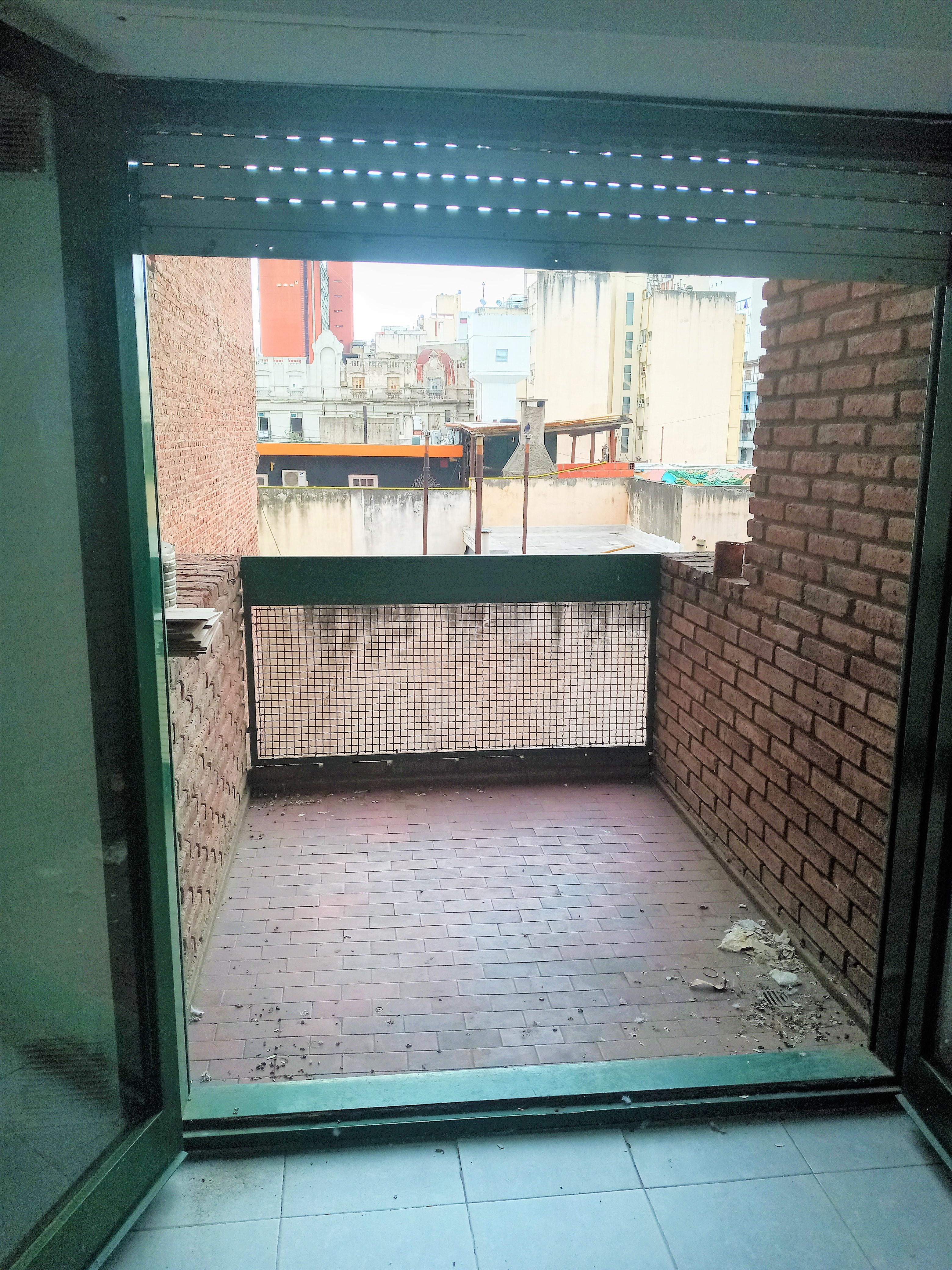 Alq. Monoambiente- Centro- Emilio Olmos 220.luminoso- Balcón, excelente ubicación,