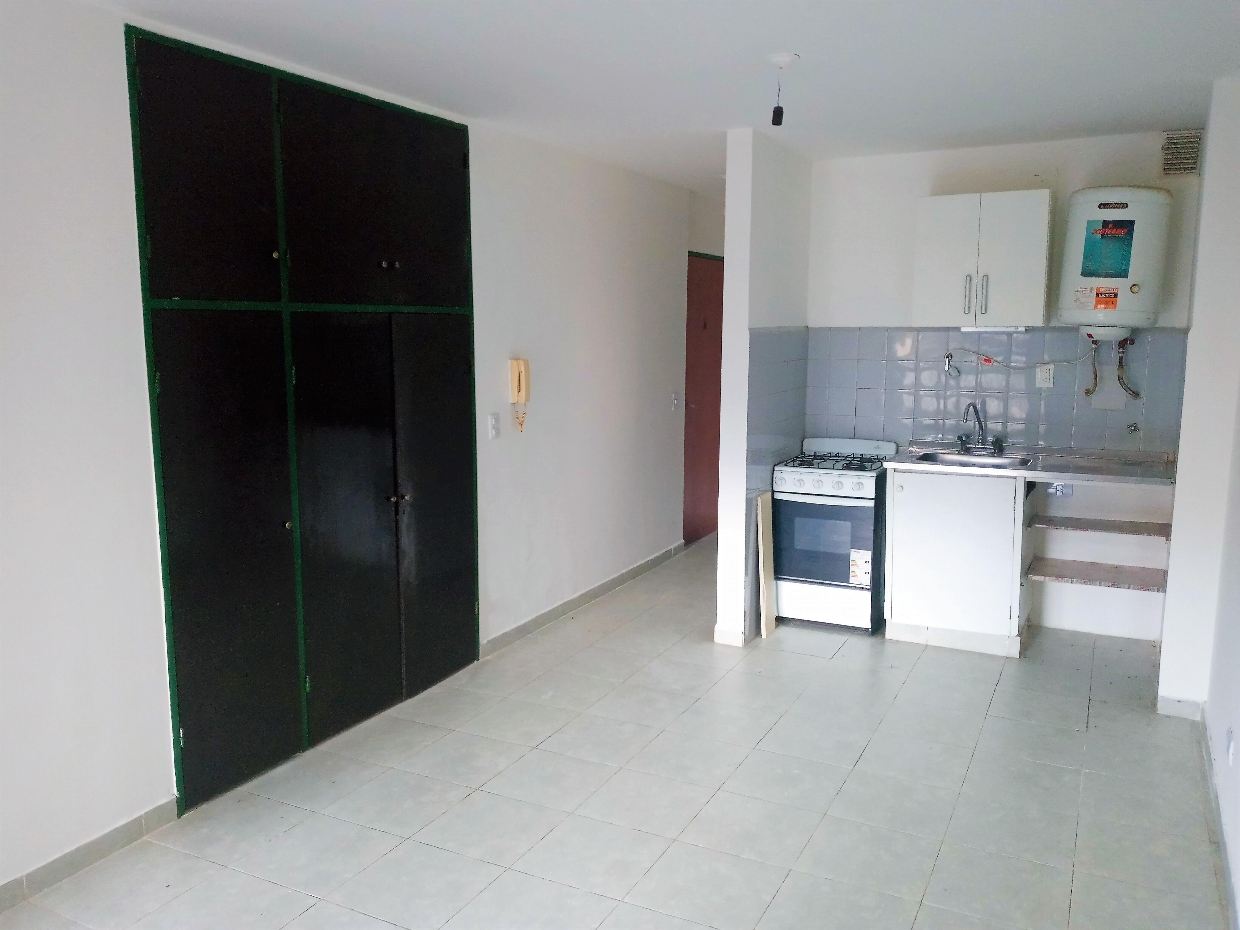 Alq. Monoambiente- Centro- Emilio Olmos 220.luminoso- Balcón, excelente ubicación,