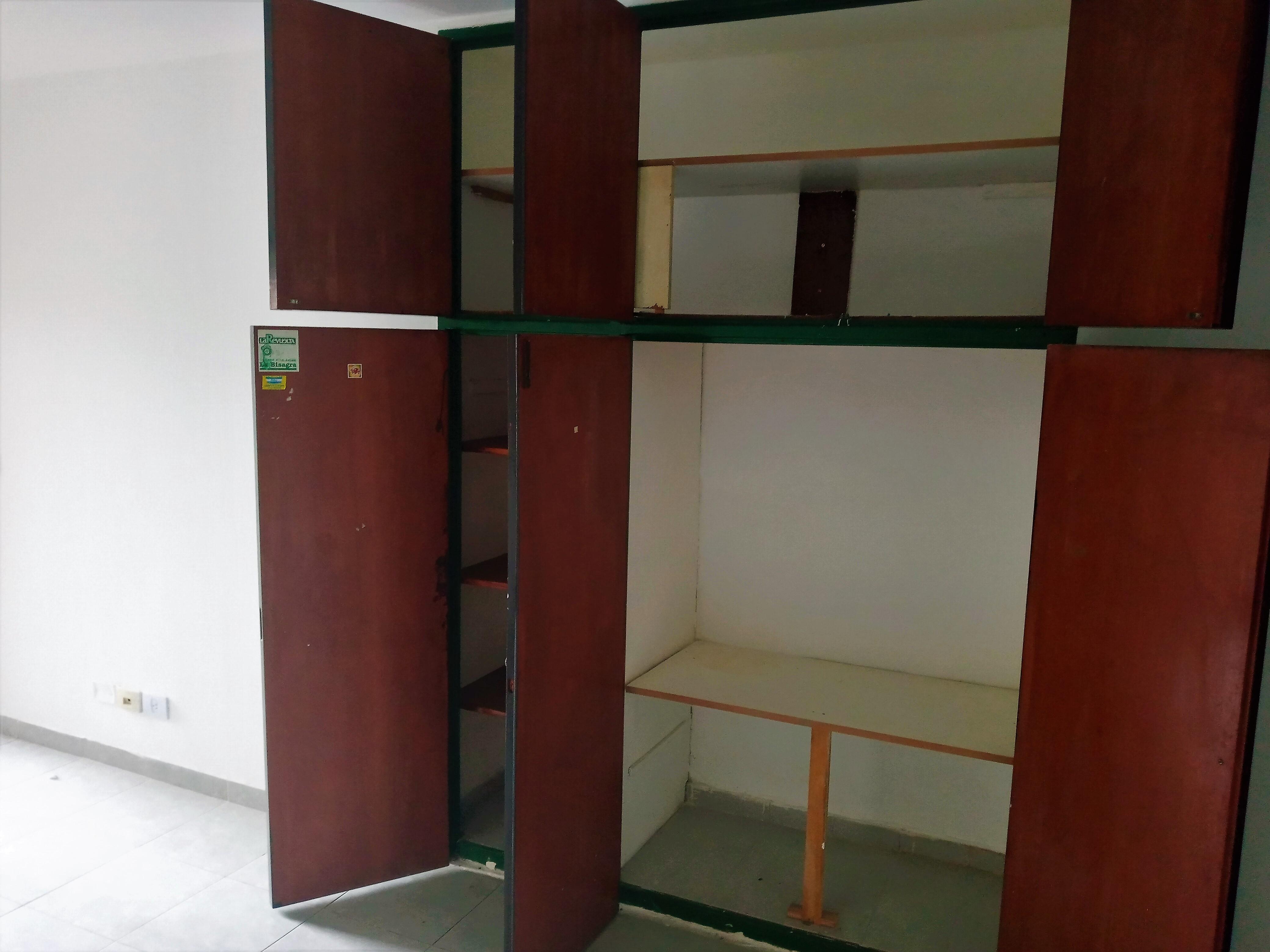 Alq. Monoambiente- Centro- Emilio Olmos 220.luminoso- Balcón, excelente ubicación,