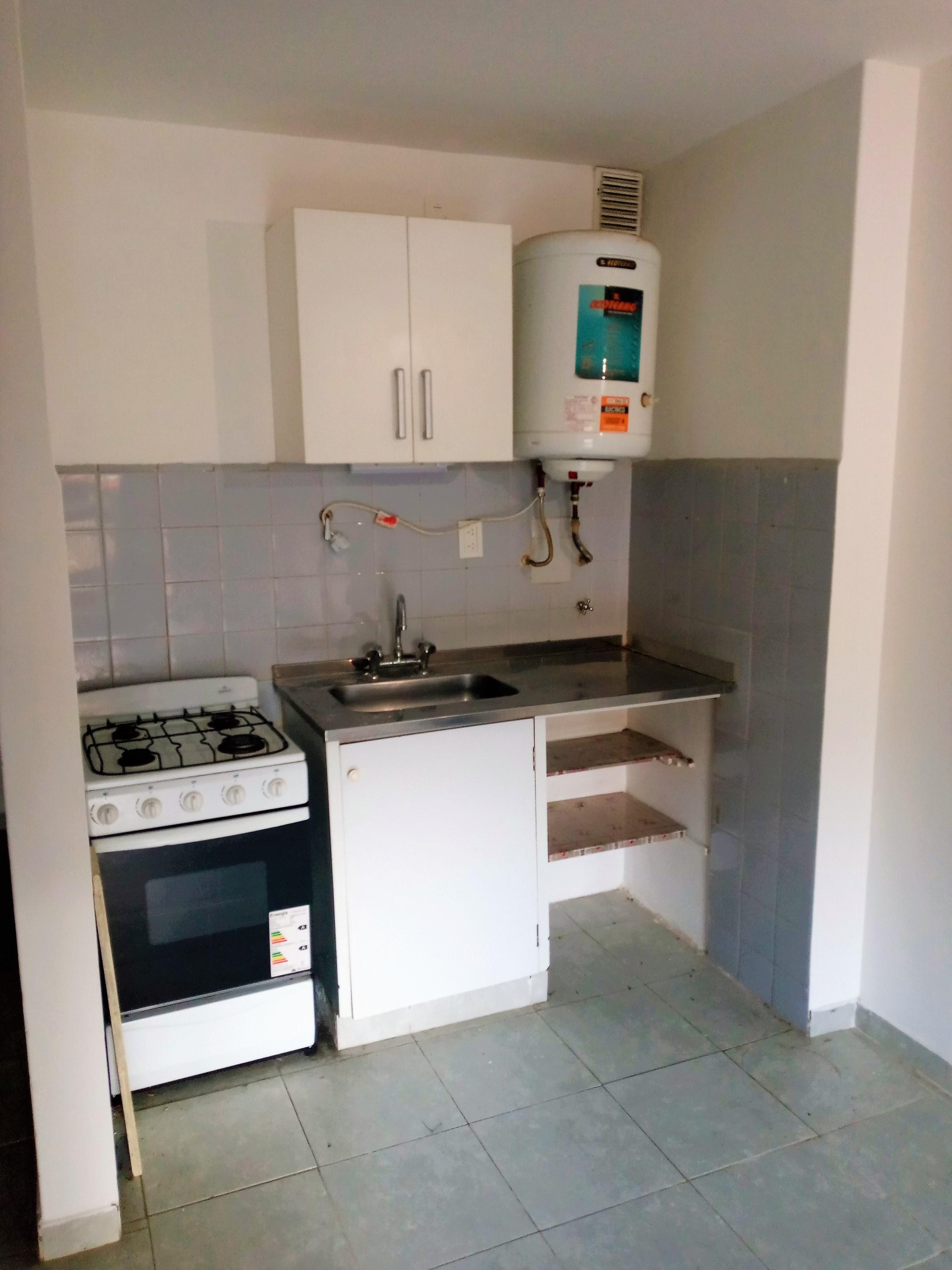 Alq. Monoambiente- Centro- Emilio Olmos 220.luminoso- Balcón, excelente ubicación,