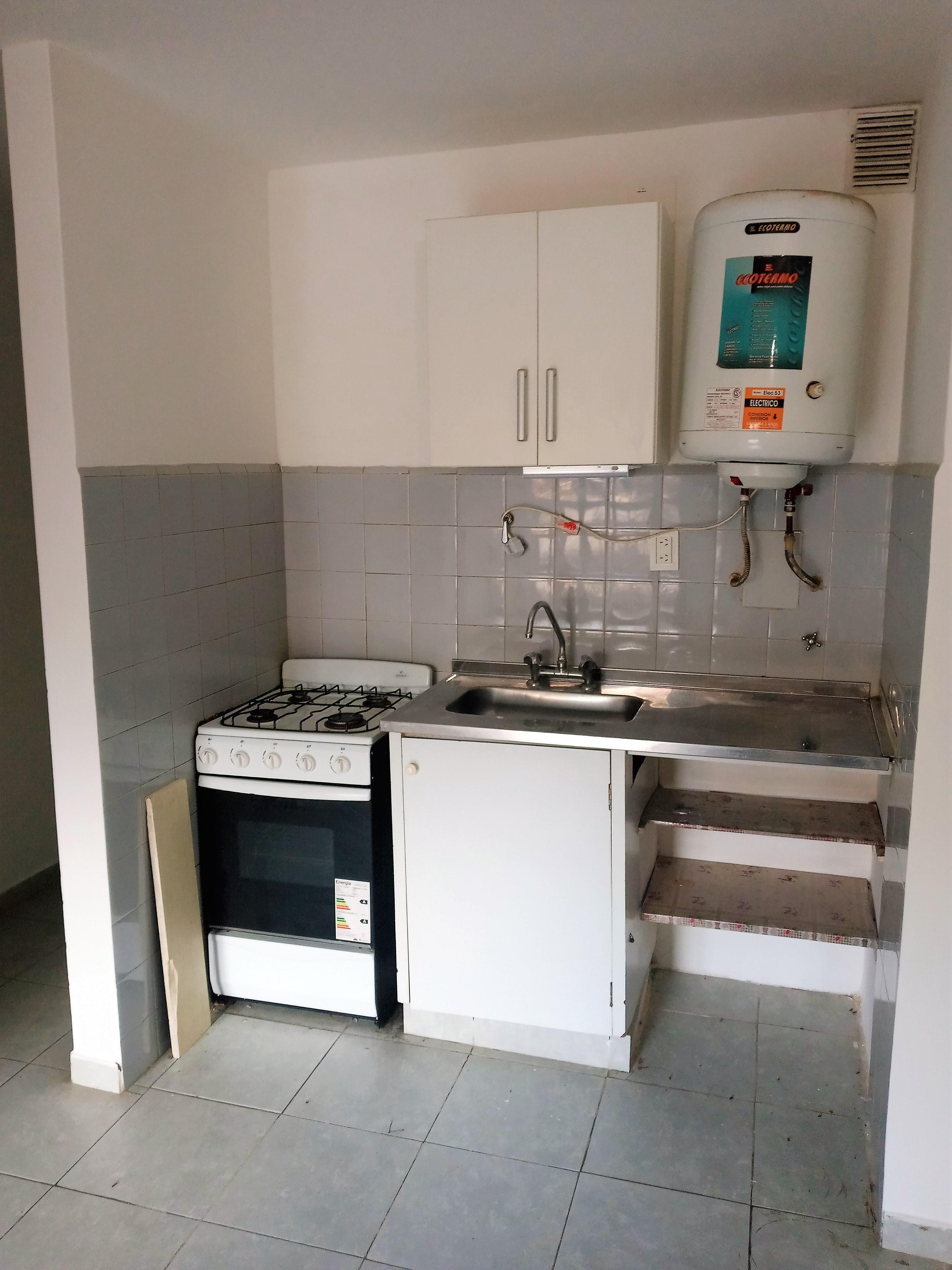 Alq. Monoambiente- Centro- Emilio Olmos 220.luminoso- Balcón, excelente ubicación,