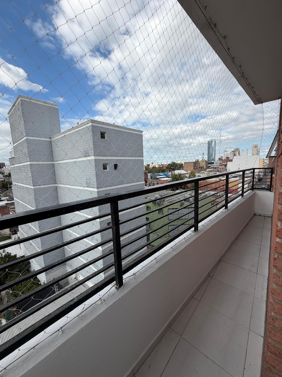 EXCELENTE UNIDAD EN LA ZONA DE ALBERDI EXTERNO CON BALCON.-