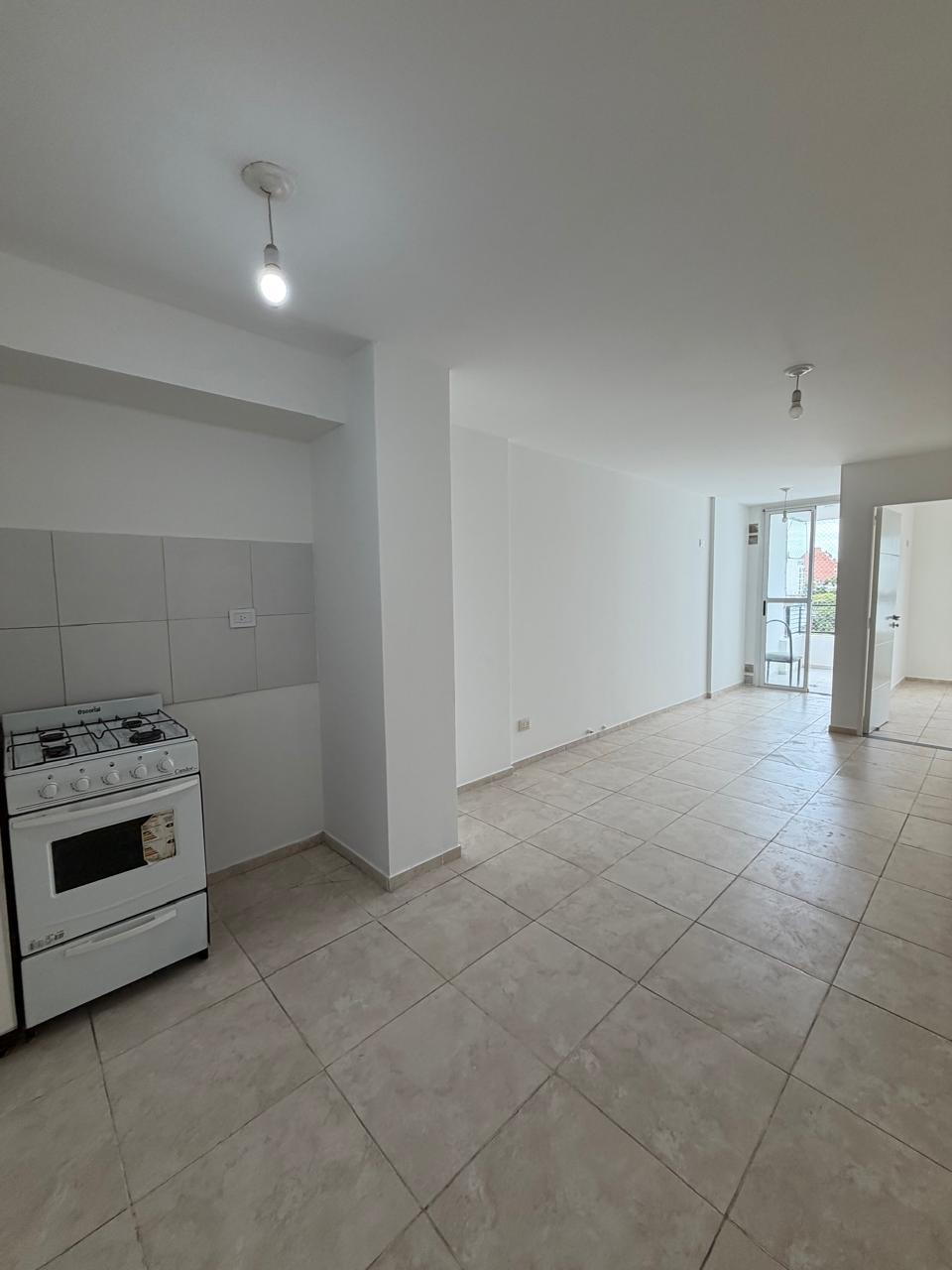 EXCELENTE UNIDAD EN LA ZONA DE ALBERDI EXTERNO CON BALCON.-