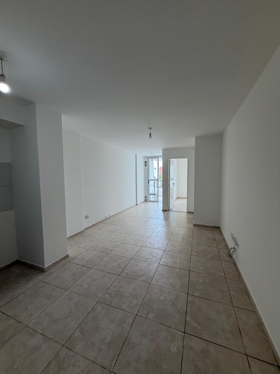 EXCELENTE UNIDAD EN LA ZONA DE ALBERDI EXTERNO CON BALCON.-