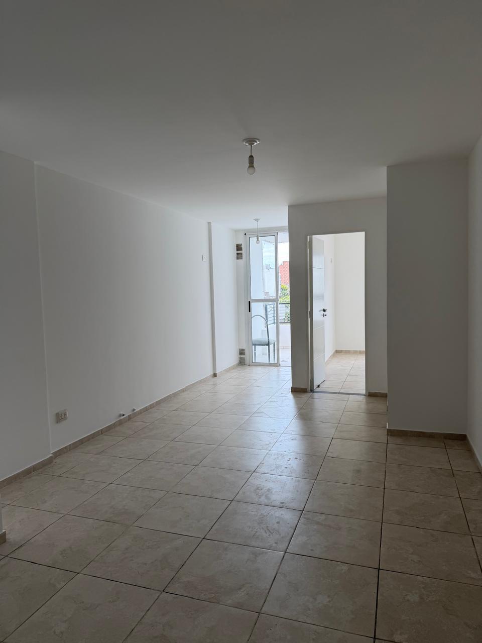 EXCELENTE UNIDAD EN LA ZONA DE ALBERDI EXTERNO CON BALCON.-