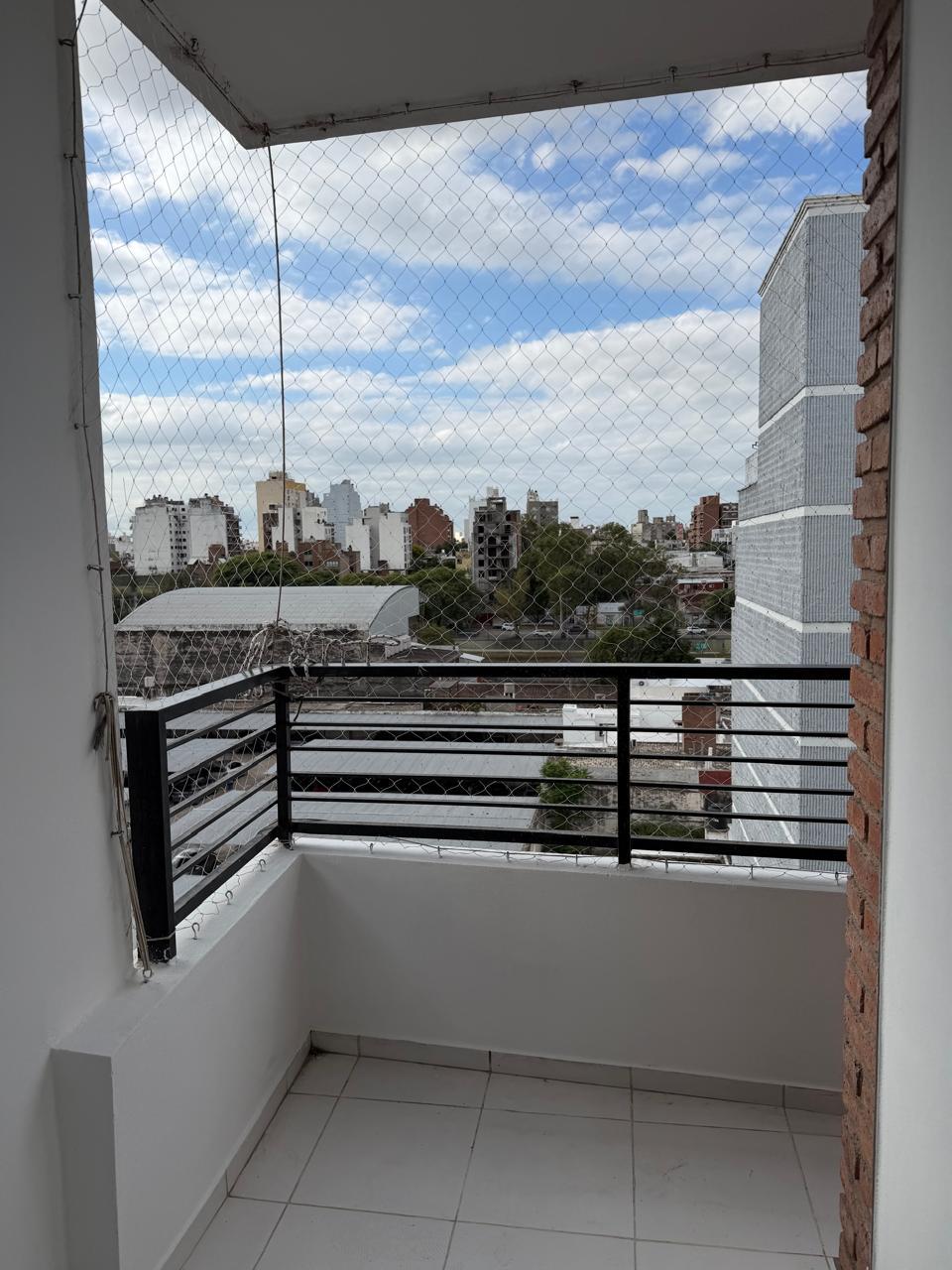 EXCELENTE UNIDAD EN LA ZONA DE ALBERDI EXTERNO CON BALCON.-