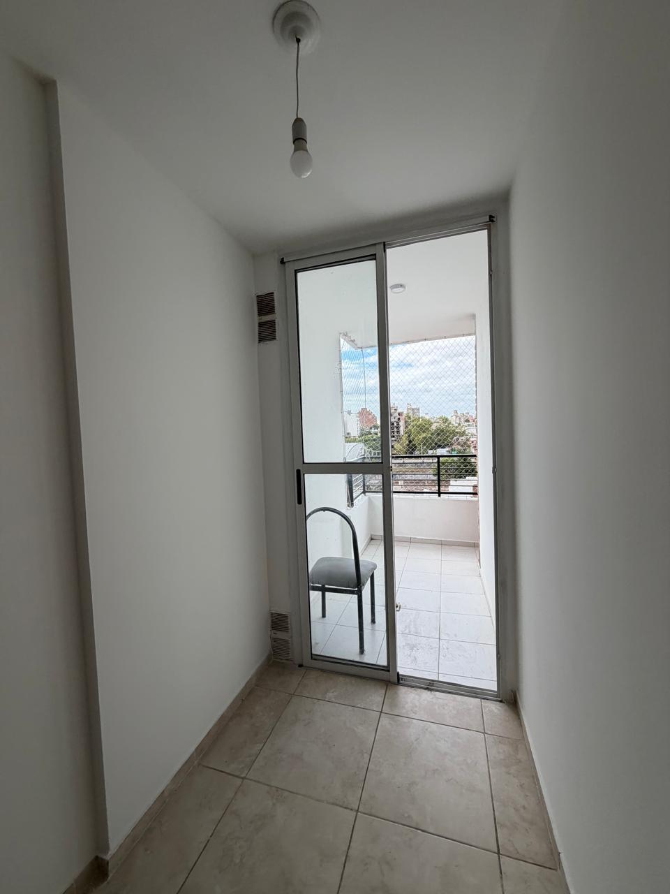 EXCELENTE UNIDAD EN LA ZONA DE ALBERDI EXTERNO CON BALCON.-