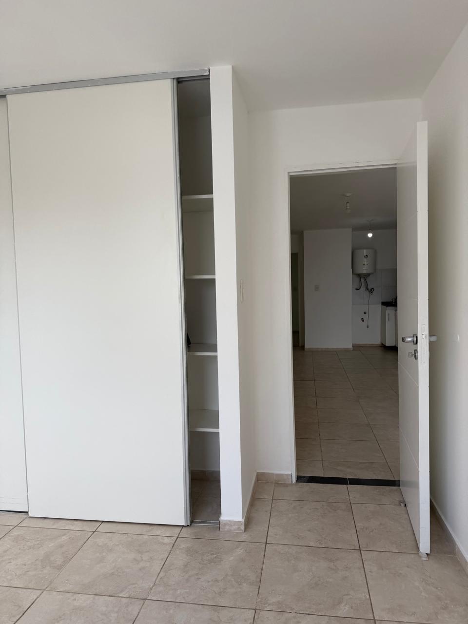 EXCELENTE UNIDAD EN LA ZONA DE ALBERDI EXTERNO CON BALCON.-