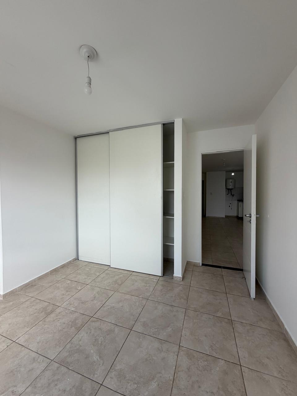 EXCELENTE UNIDAD EN LA ZONA DE ALBERDI EXTERNO CON BALCON.-