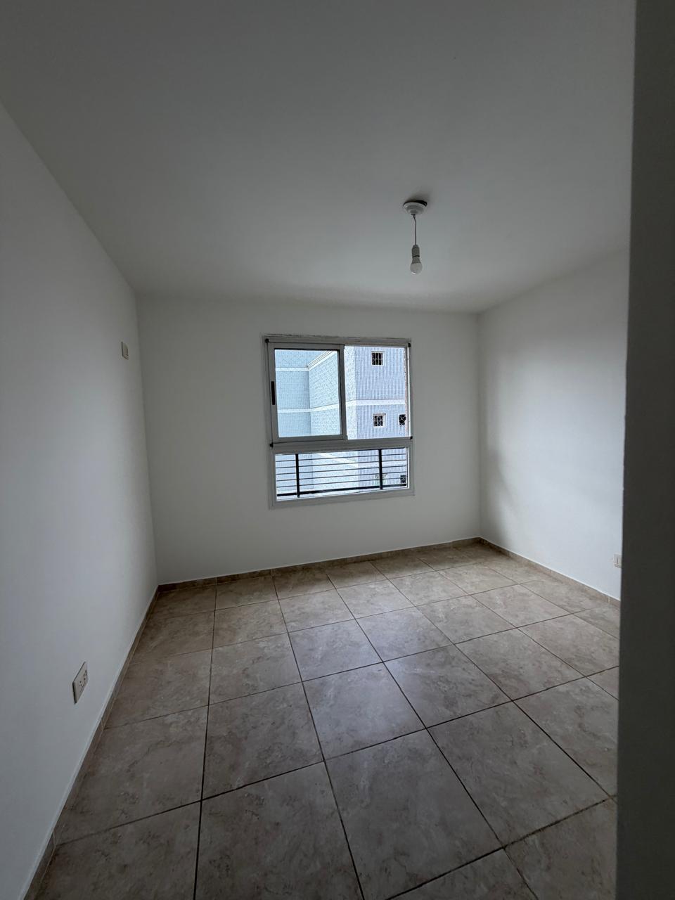 EXCELENTE UNIDAD EN LA ZONA DE ALBERDI EXTERNO CON BALCON.-