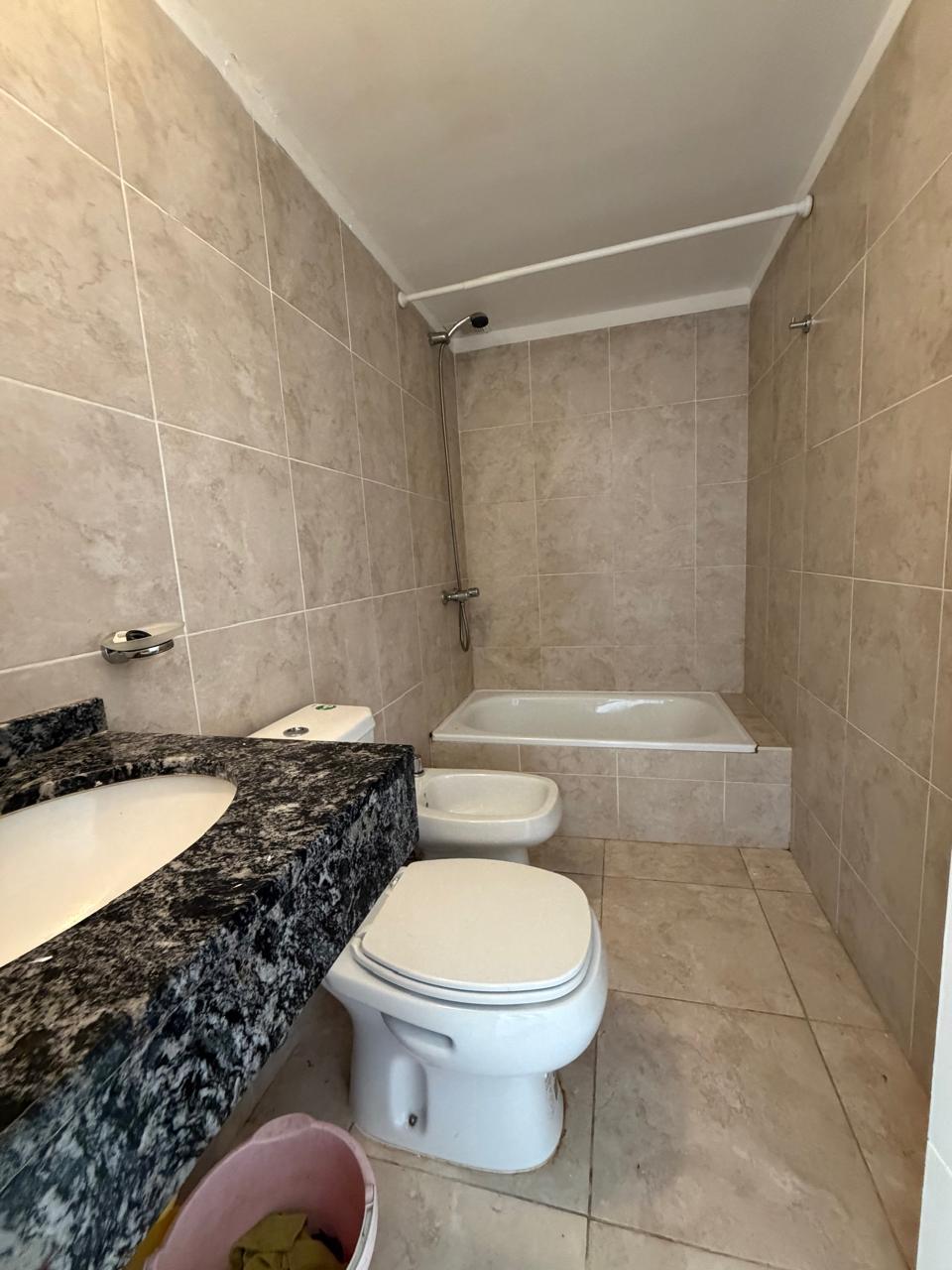 EXCELENTE UNIDAD EN LA ZONA DE ALBERDI EXTERNO CON BALCON.-