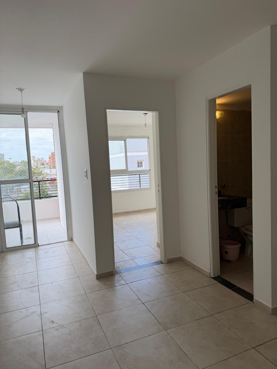 EXCELENTE UNIDAD EN LA ZONA DE ALBERDI EXTERNO CON BALCON.-