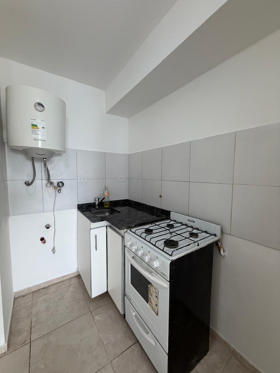 EXCELENTE UNIDAD EN LA ZONA DE ALBERDI EXTERNO CON BALCON.-