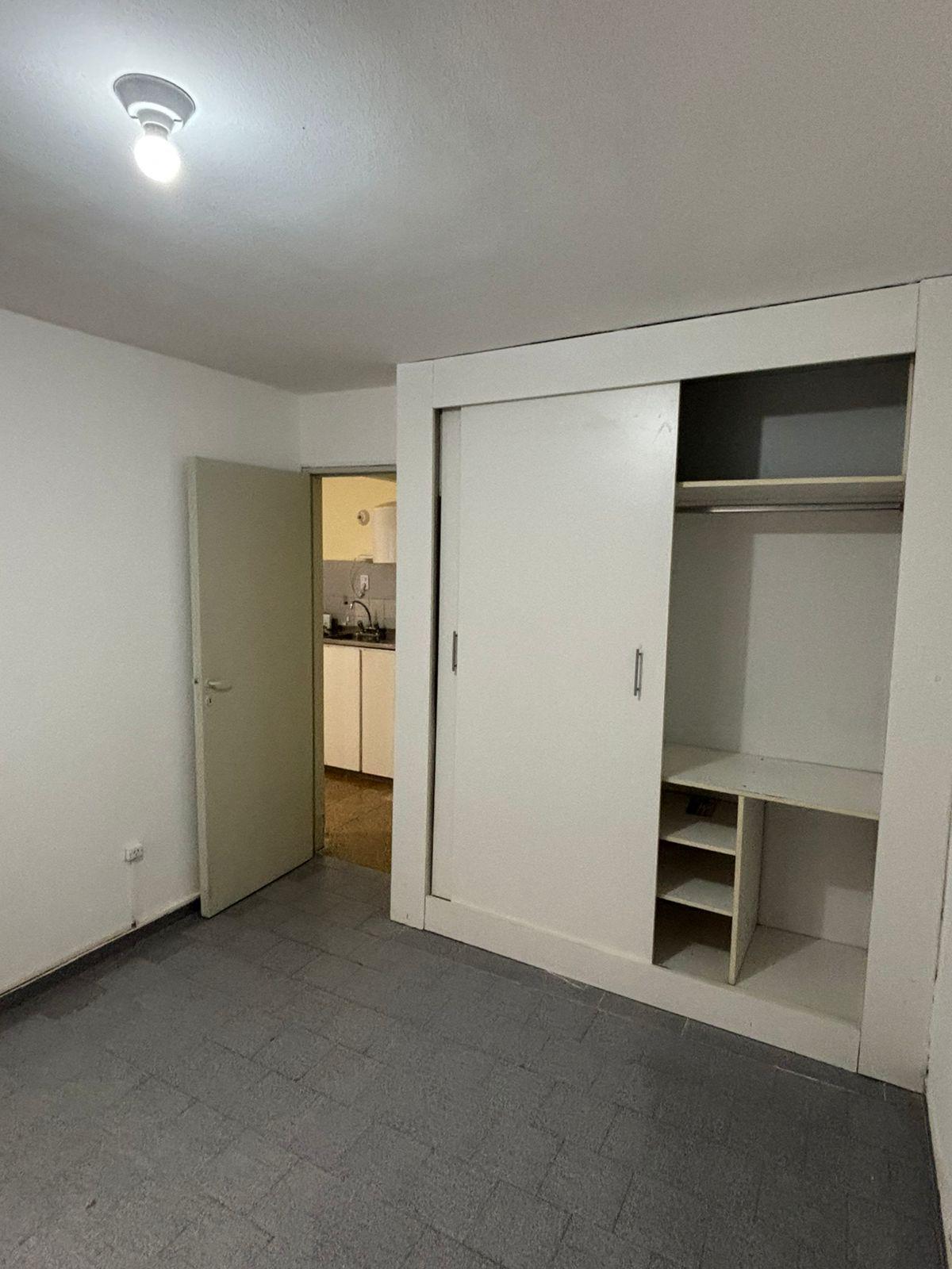 Alq. Dpto c1 dorm. y patio.B Alberdi.