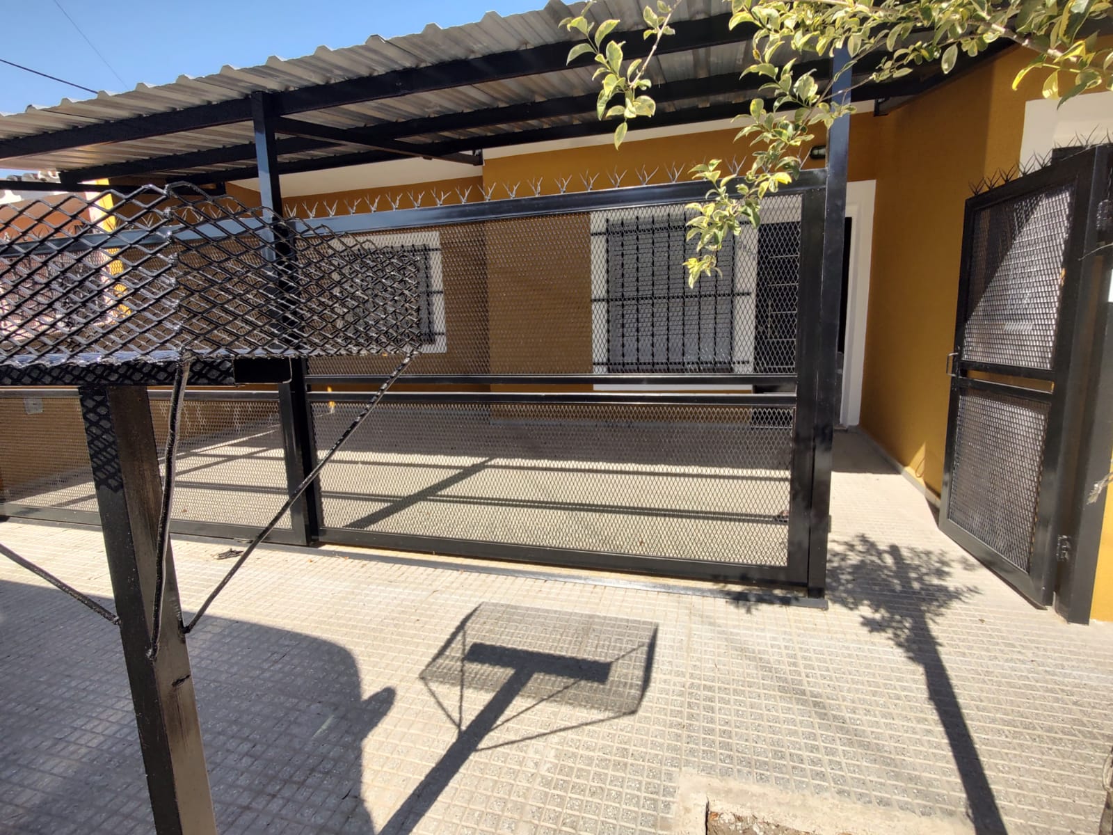PANAMERICANO - TUCUMAN 3825 - CASA EN ALQUILER