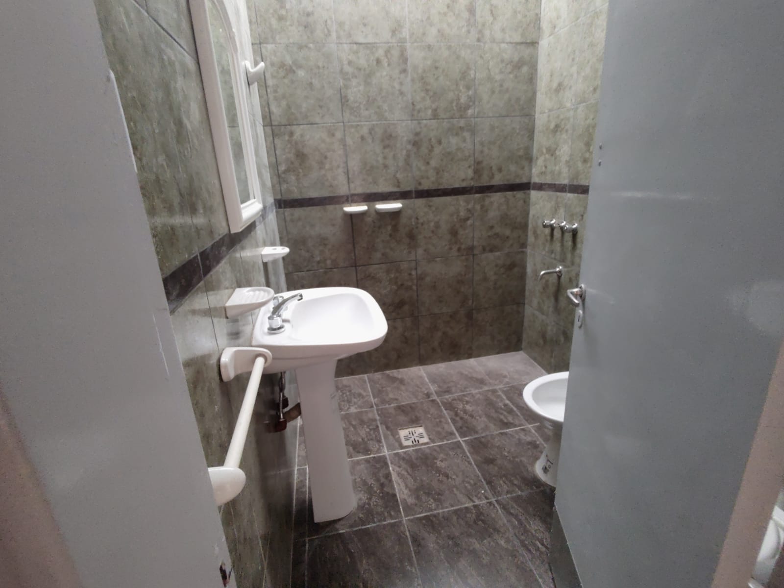 PANAMERICANO - TUCUMAN 3825 - CASA EN ALQUILER