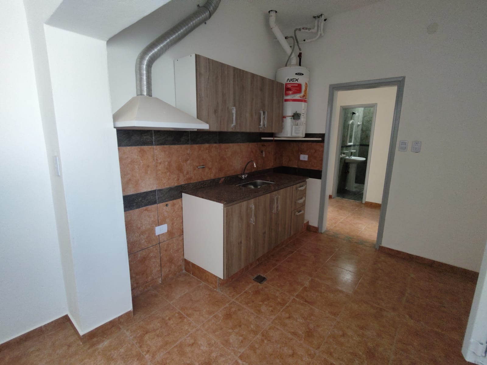 PANAMERICANO - TUCUMAN 3825 - CASA EN ALQUILER