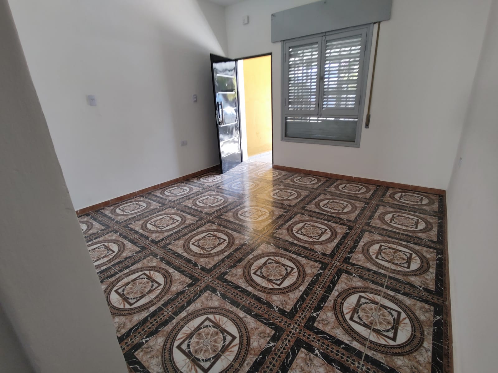 PANAMERICANO - TUCUMAN 3825 - CASA EN ALQUILER