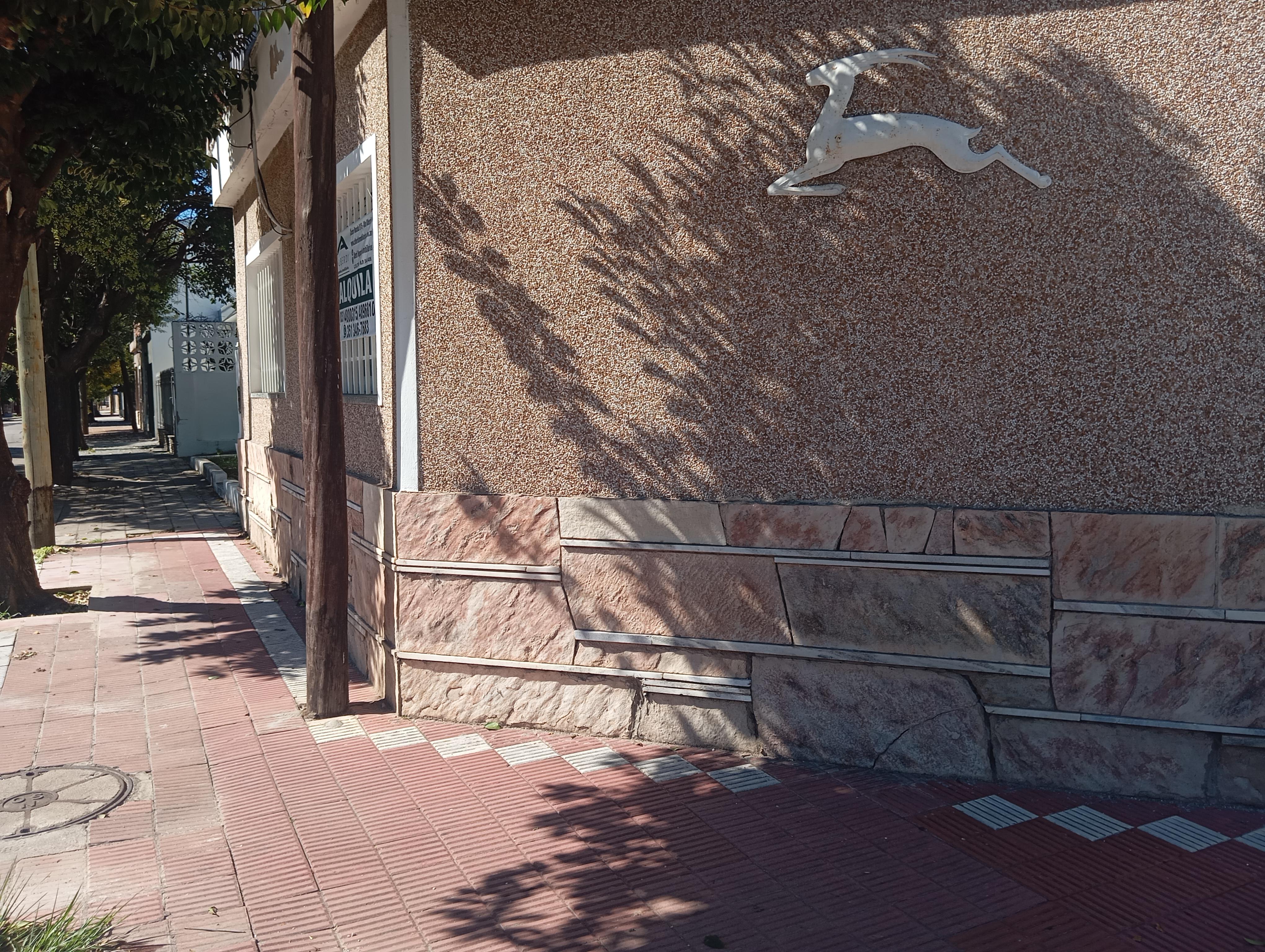 Alq. Casa p uso comercial c2 dorm. B Alberdi.