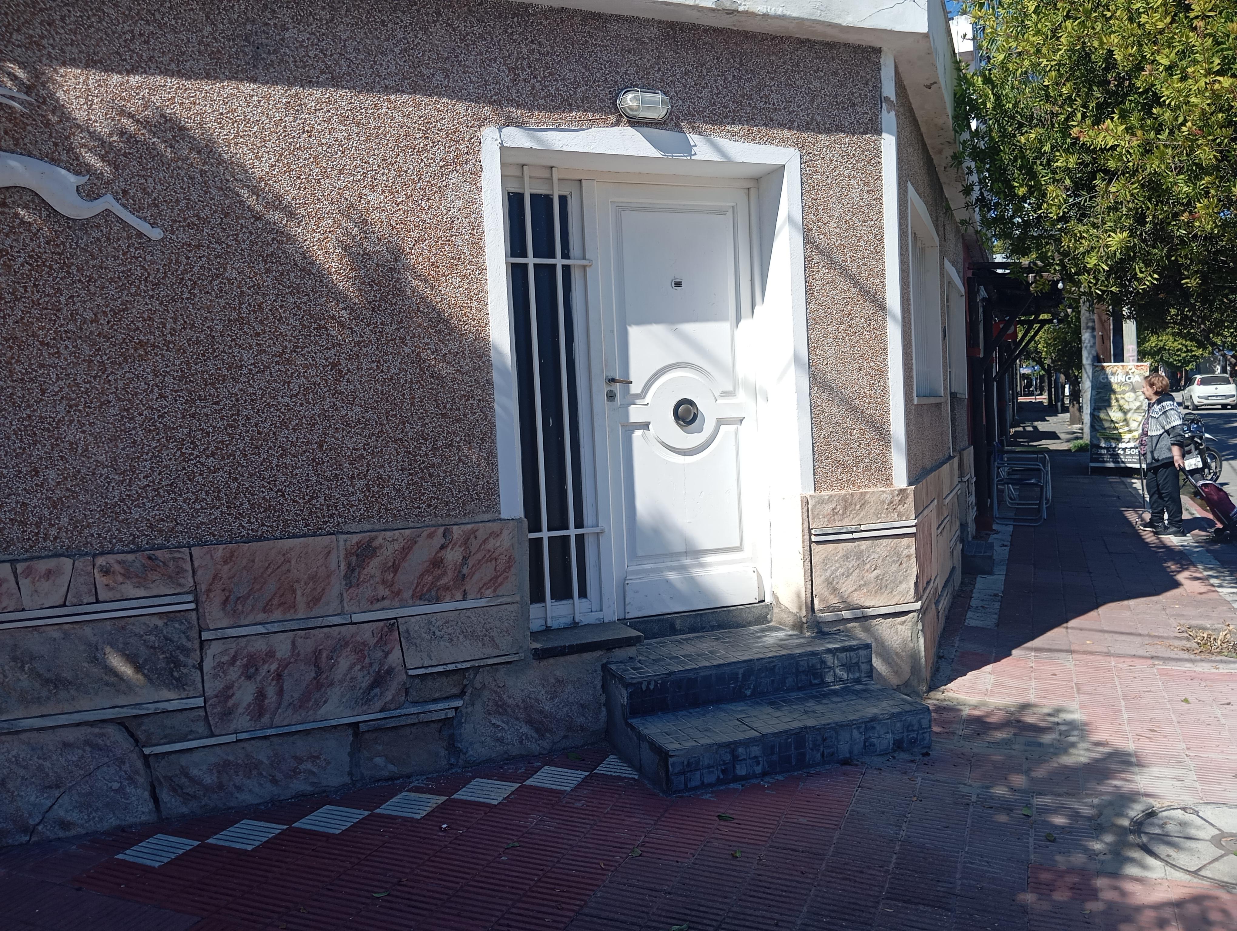 Alq. Casa p uso comercial c2 dorm. B Alberdi.