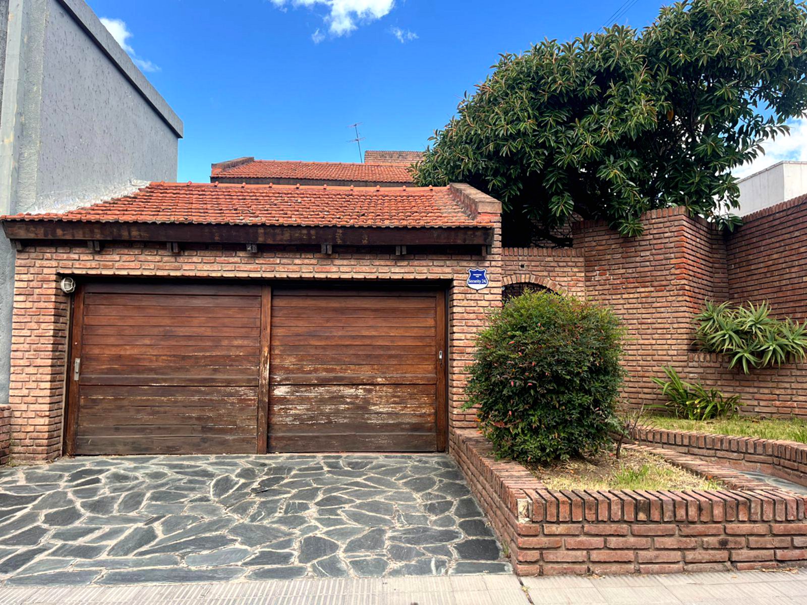 ALQUILO EXCELNTE PROPIEDAD EN DOS PLANTAS 4 DORMITORIOS COCHERA DOBLE PILETA Y QUINCHO TABLADA PARK