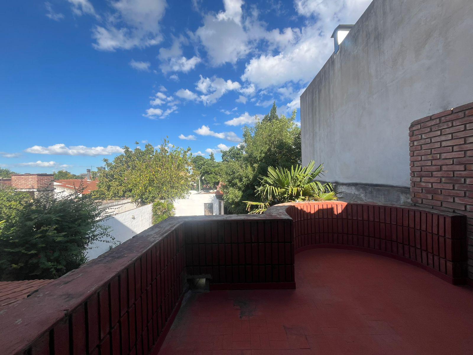 ALQUILO EXCELNTE PROPIEDAD EN DOS PLANTAS 4 DORMITORIOS COCHERA DOBLE PILETA Y QUINCHO TABLADA PARK