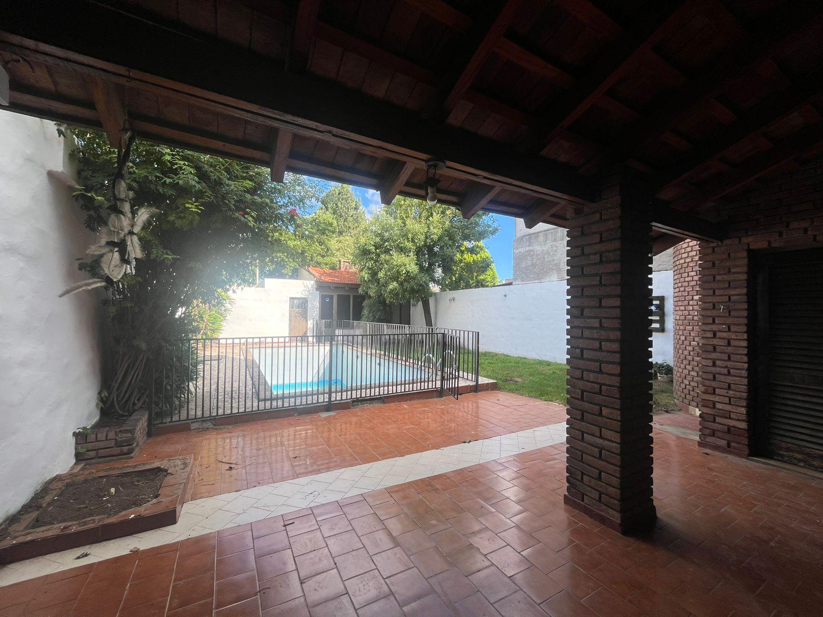 ALQUILO EXCELNTE PROPIEDAD EN DOS PLANTAS 4 DORMITORIOS COCHERA DOBLE PILETA Y QUINCHO TABLADA PARK