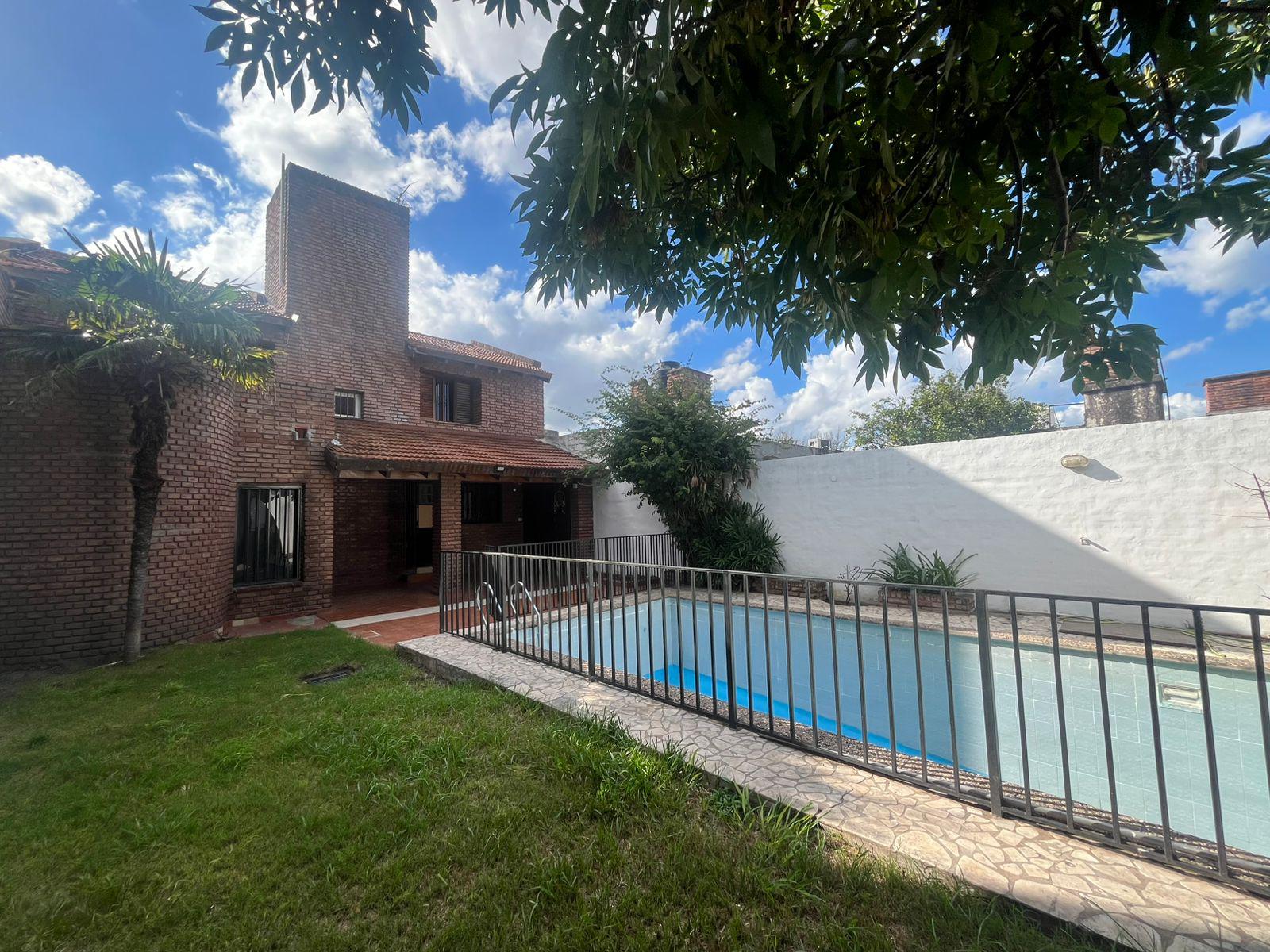 ALQUILO EXCELNTE PROPIEDAD EN DOS PLANTAS 4 DORMITORIOS COCHERA DOBLE PILETA Y QUINCHO TABLADA PARK