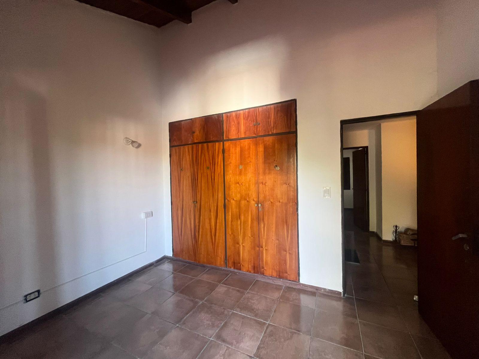 ALQUILO EXCELNTE PROPIEDAD EN DOS PLANTAS 4 DORMITORIOS COCHERA DOBLE PILETA Y QUINCHO TABLADA PARK