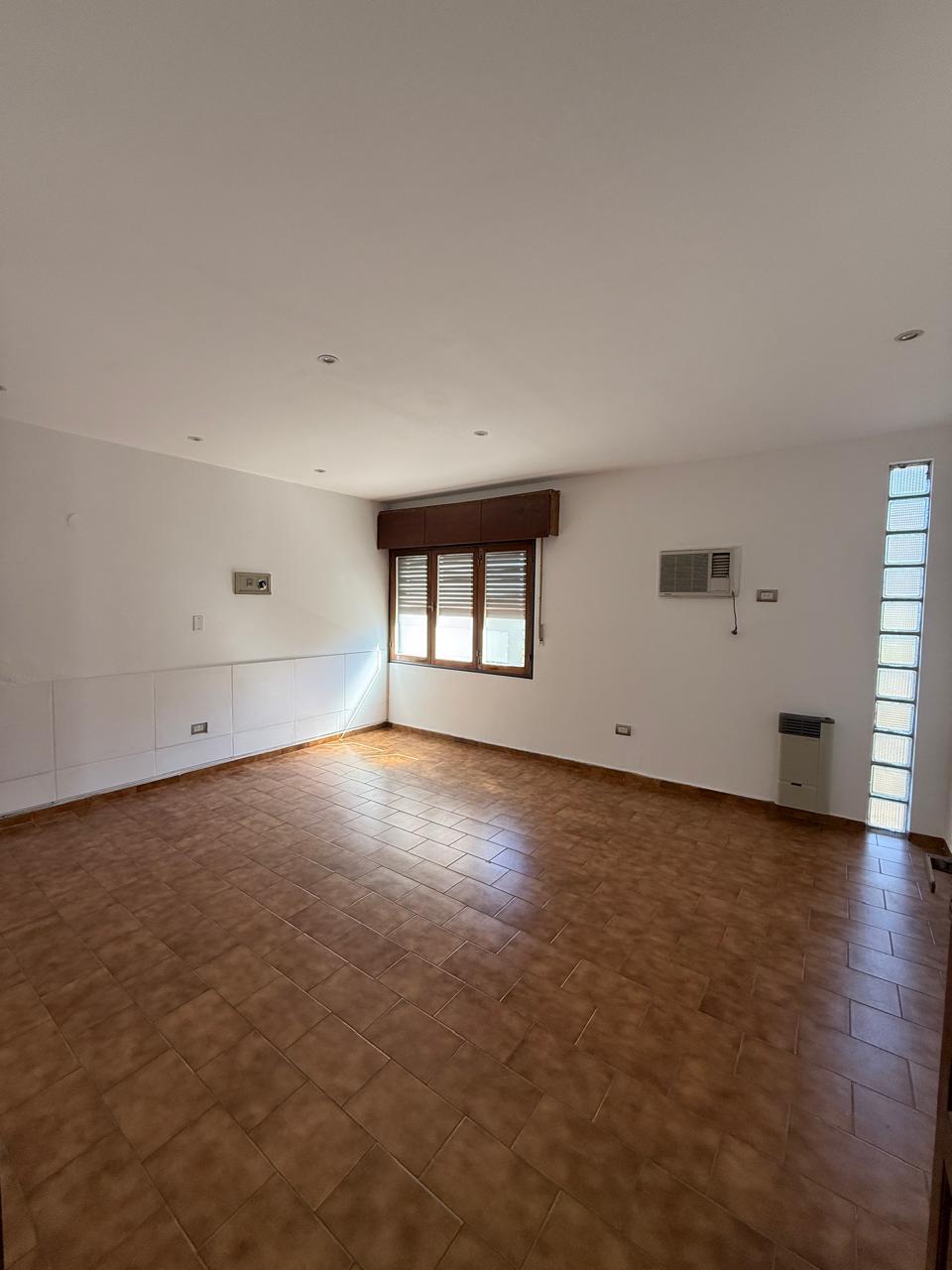 Oficina lista para trabajar  en General Paz - Rubros varios - Excelente zona