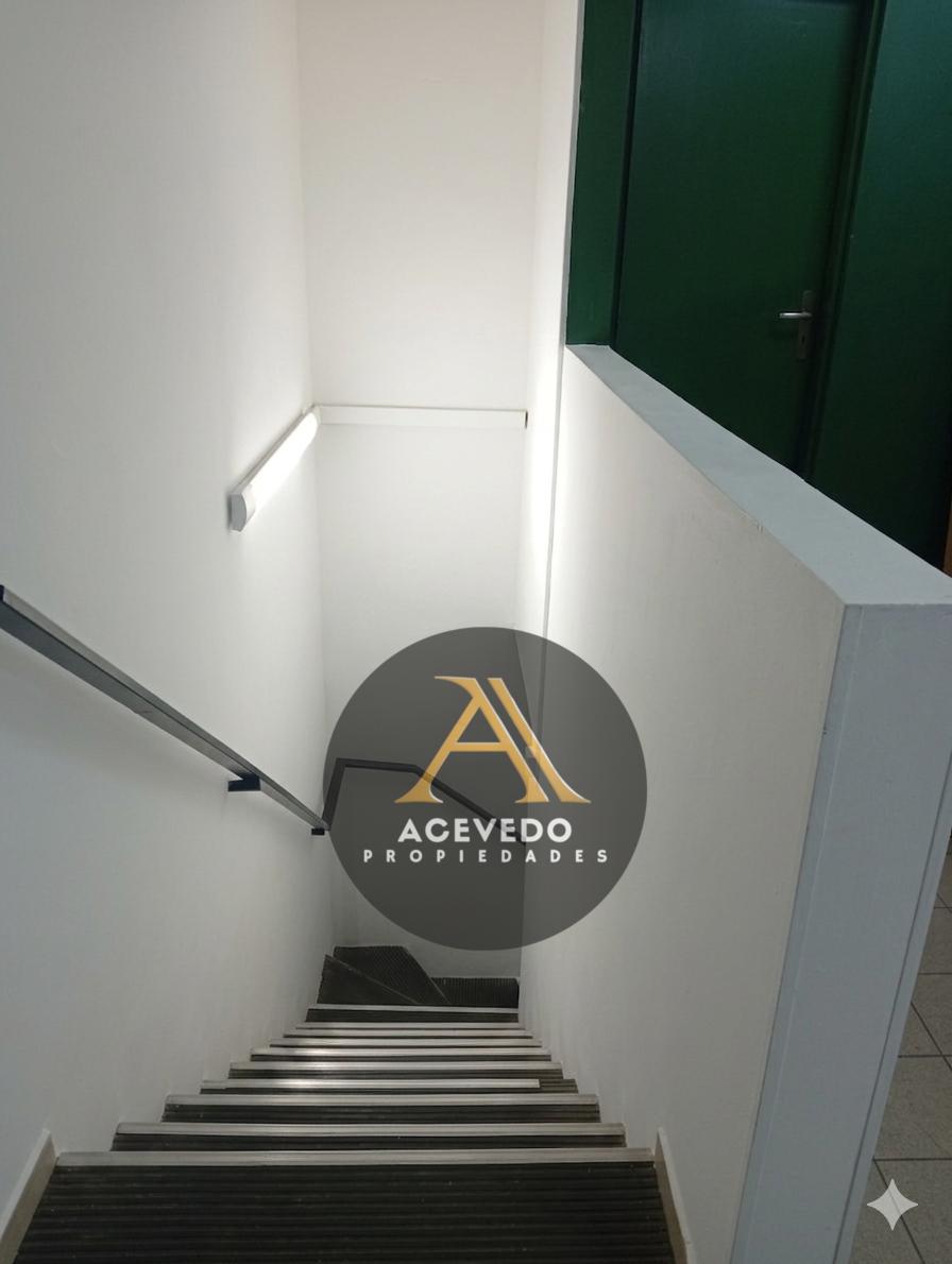 Oportunidad en Pleno Centro  Local Comercial sobre Calle Corrientes  88 m2