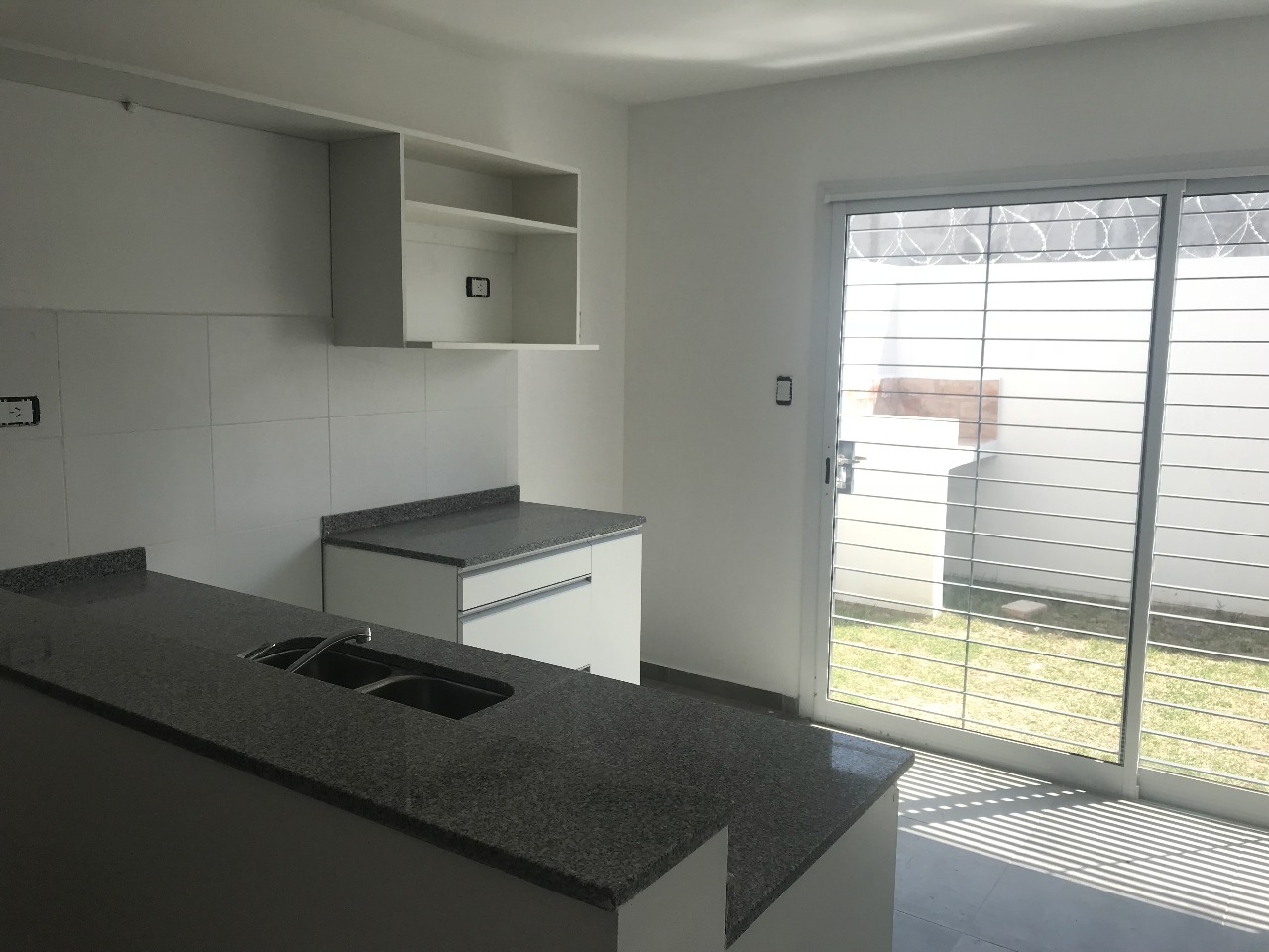 ALQUILER DUPLEX 2 DORM  CON COCHERA - LOMAS DEL SUQUIA NO SE ACEPTAN MASCOTAS