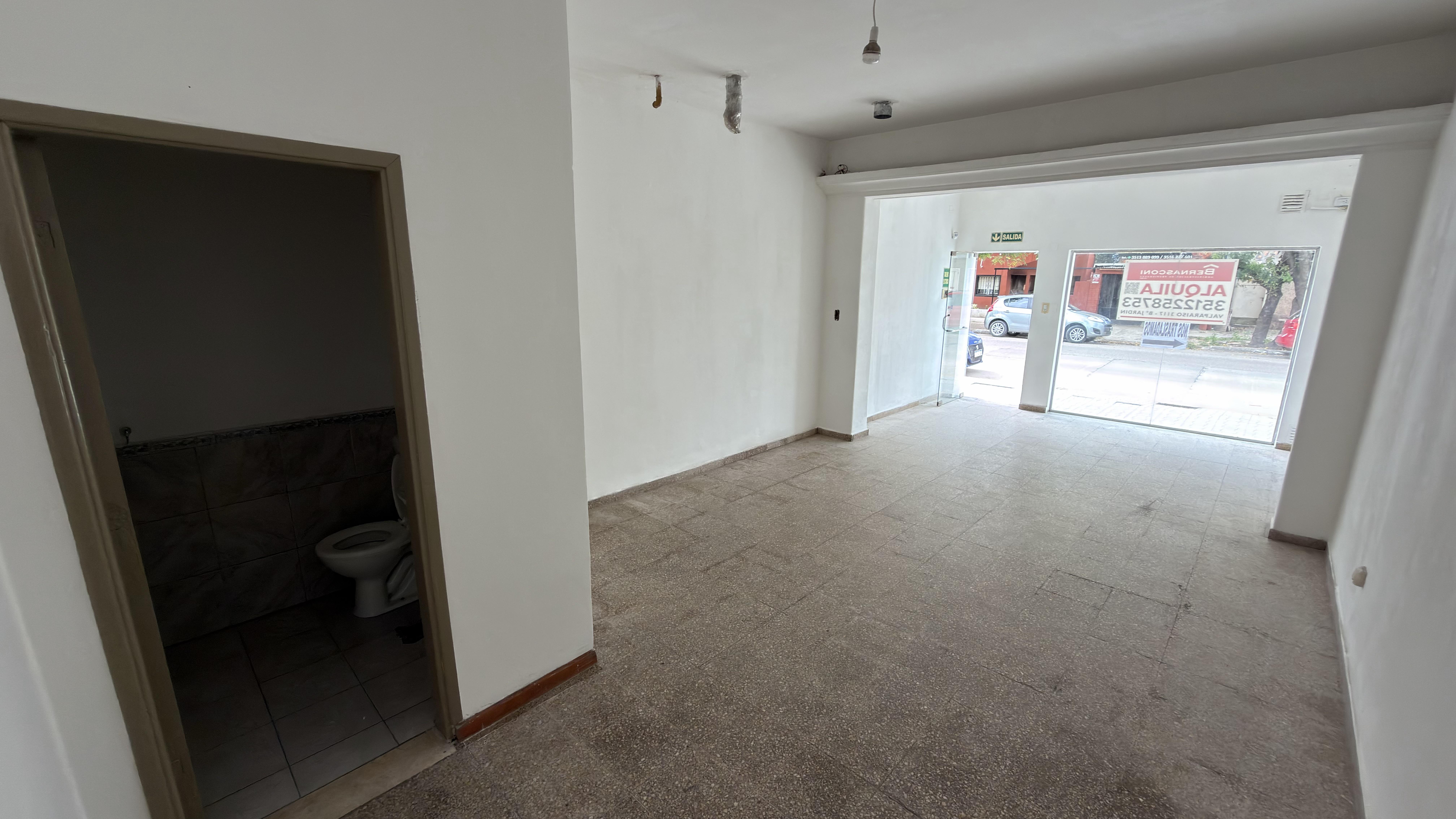 Local comercial en alquiler sobre Av. Valparaíso