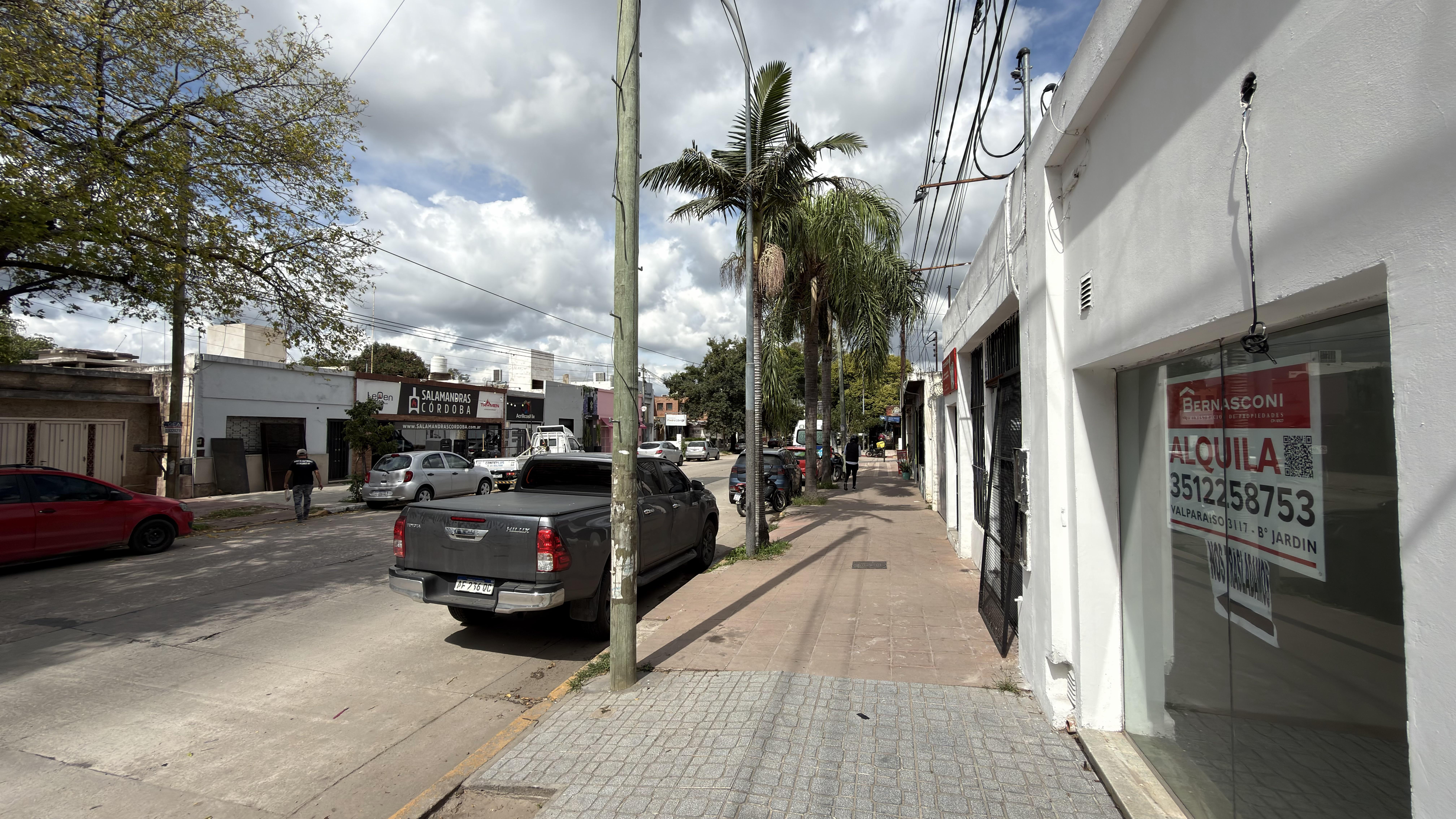 Local comercial en alquiler sobre Av. Valparaíso