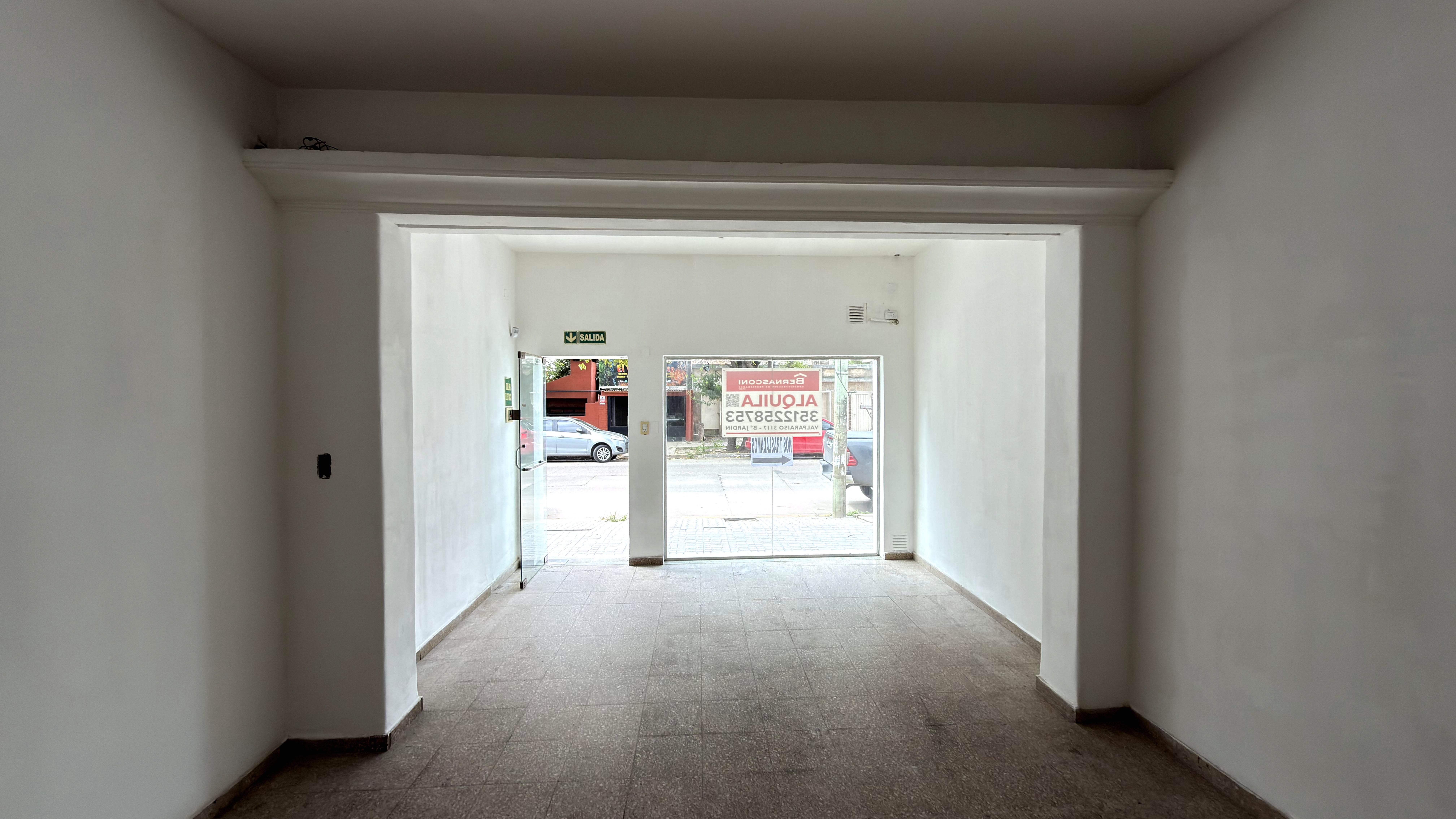Local comercial en alquiler sobre Av. Valparaíso