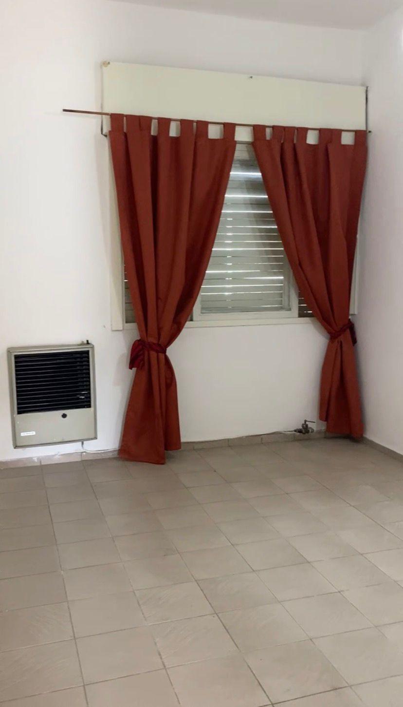 Vende casa de 3 dormitorios en barrio los Naranjos