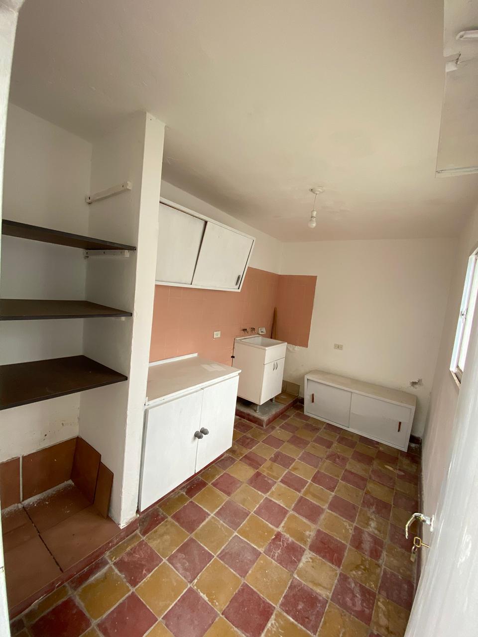 Vende casa de 3 dormitorios en barrio los Naranjos
