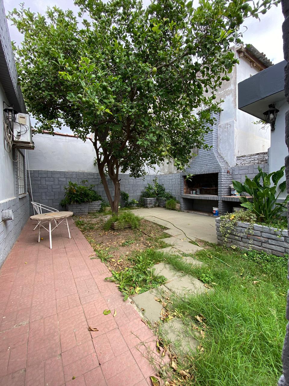Vende casa de 3 dormitorios en barrio los Naranjos
