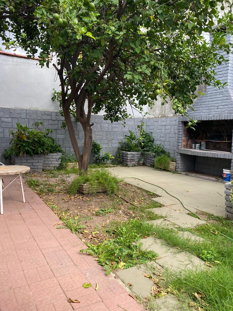 Vende casa de 3 dormitorios en barrio los Naranjos