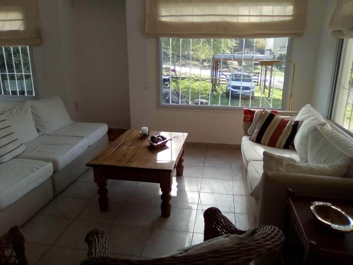 Venta De Casa 2 Dormitorios, Y Amplio Jardín En B° Solares De Ensenada, San Antonio De Arredondo, Vi