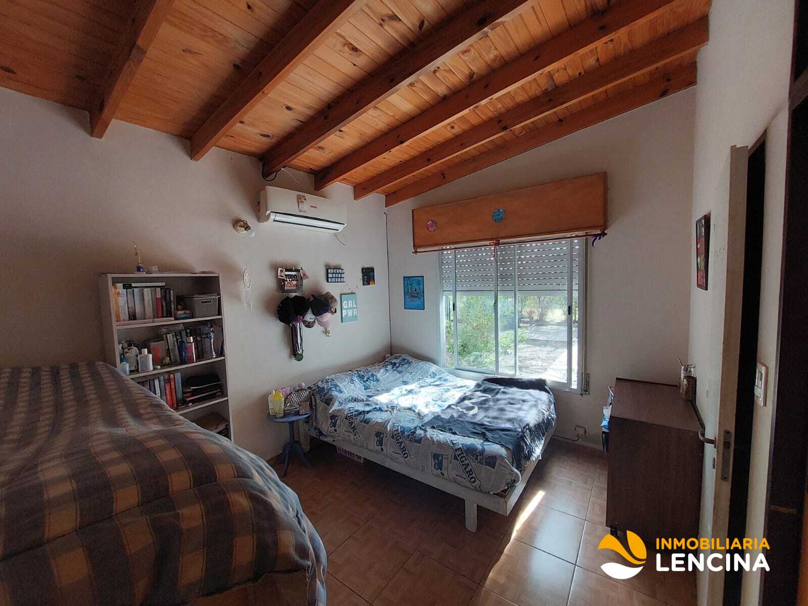 CASA TIPO PH EN VENTA 3 DORMITORIOS - BARRIO LAS MALVINAS.