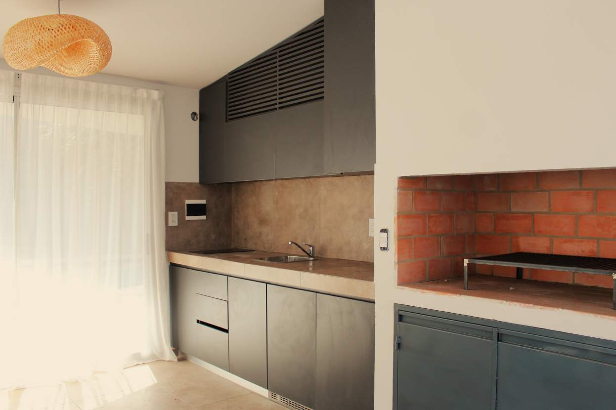 ALQUILER Housing Casa Dúplex tres dormitorios tres baños dos Cocheras SEGURIDAD