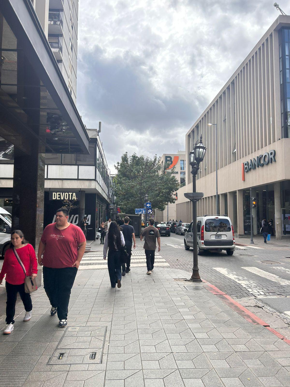 Alquiler local en el centro calle Bs As zona bancaria