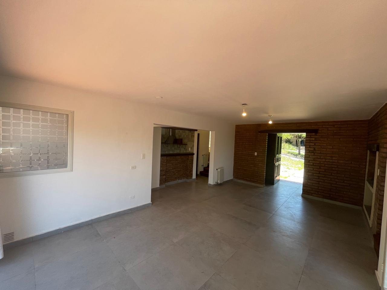 CASA EN ALQUILER - COUNTRY 4 HOJAS - 3 DORMITORIOS ,PPAL EN SUITE, COCHERA 4 AUTOS , PILETA