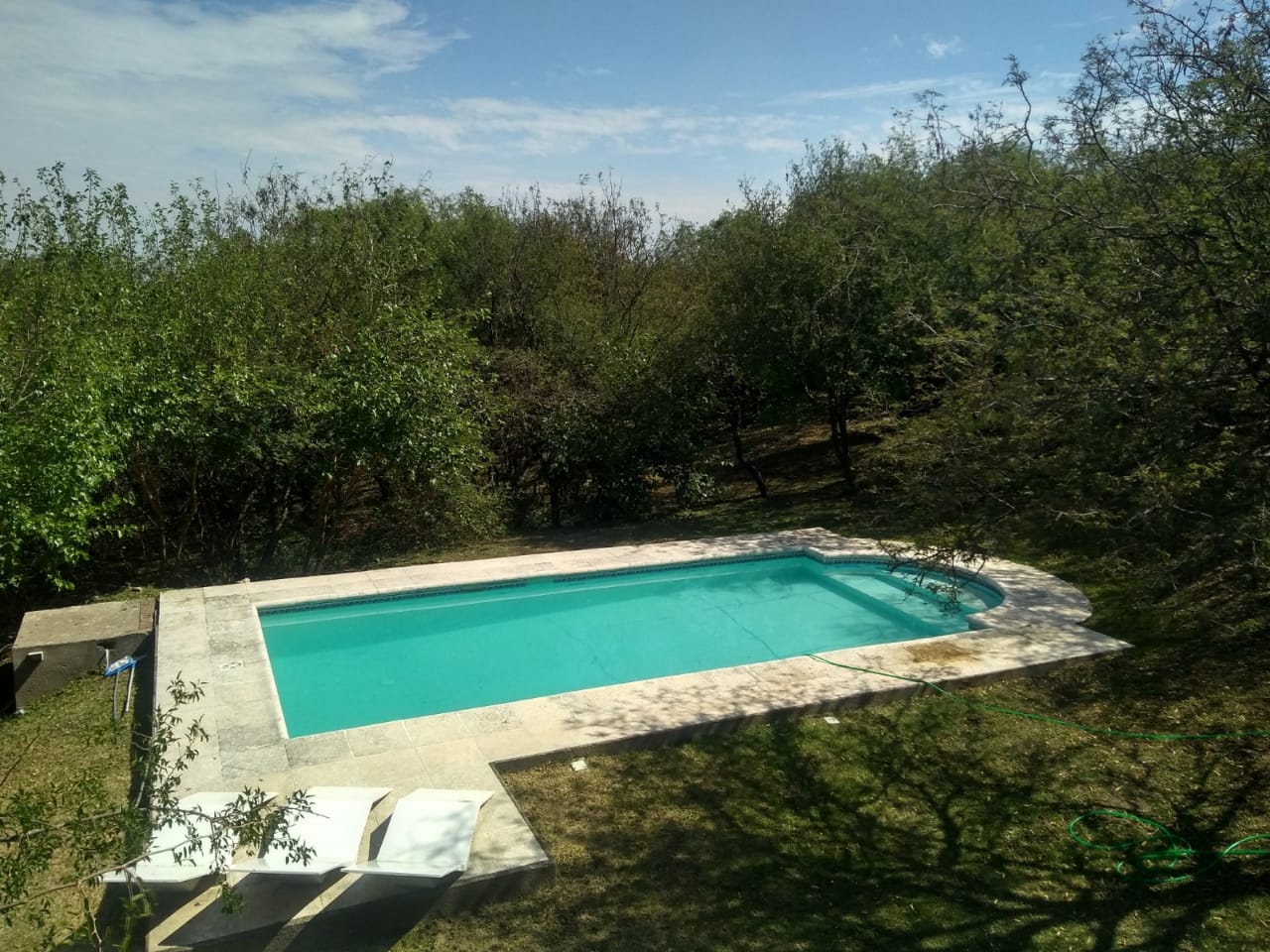 CASA EN ALQUILER - COUNTRY 4 HOJAS - 3 DORMITORIOS ,PPAL EN SUITE, COCHERA 4 AUTOS , PILETA
