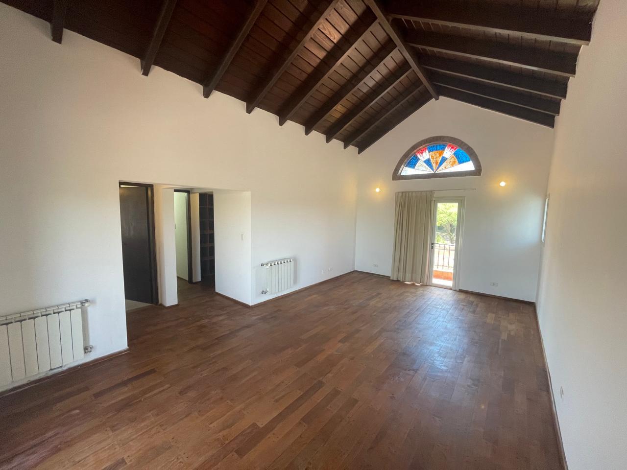 CASA EN ALQUILER - COUNTRY 4 HOJAS - 3 DORMITORIOS ,PPAL EN SUITE, COCHERA 4 AUTOS , PILETA
